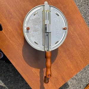 Whirley-pop popcorn hand maker